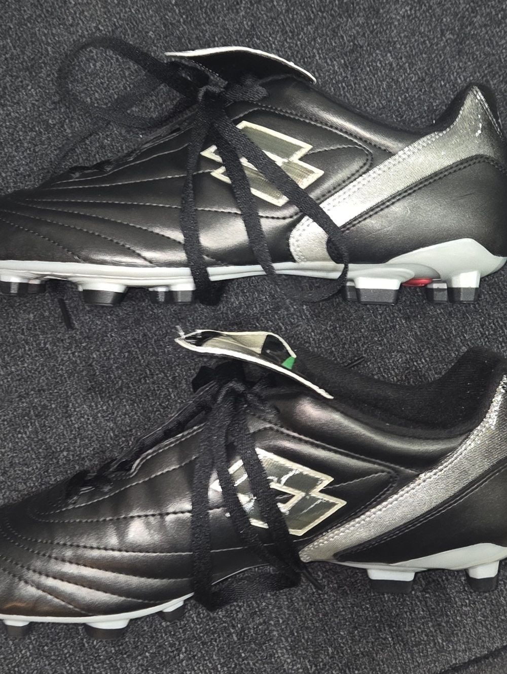 Men's size 11 Lotto soccer cleats in excellent condition